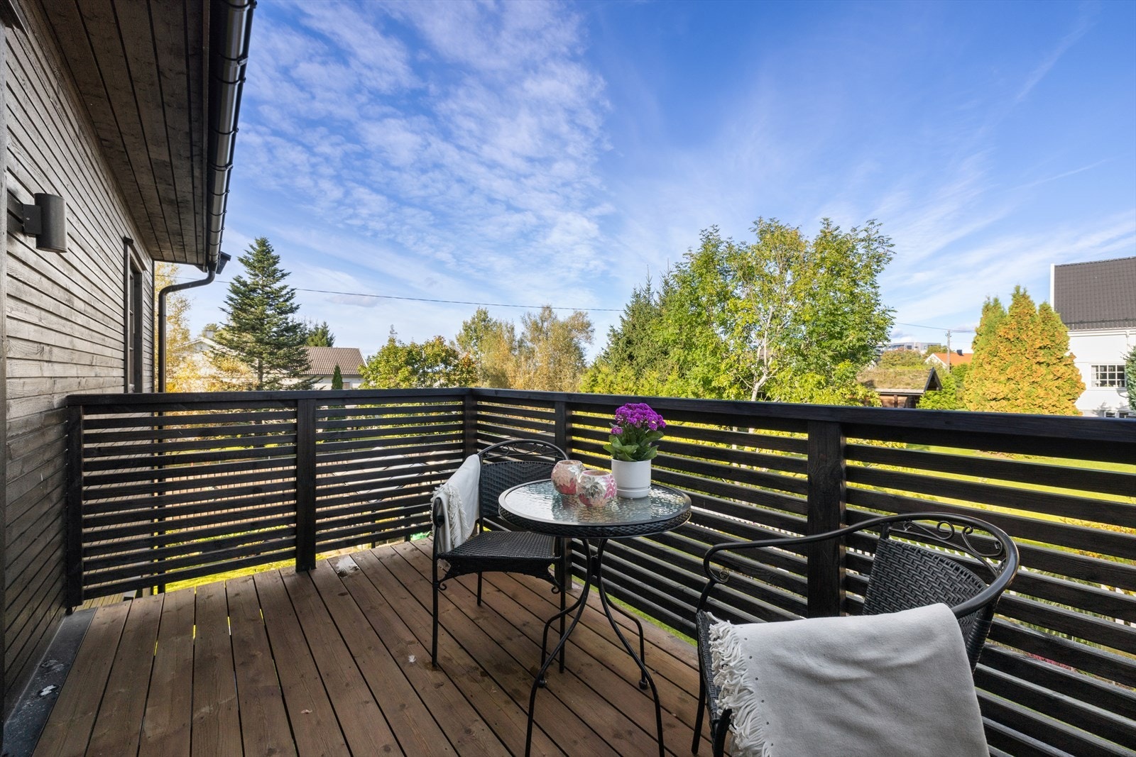 Fra stuen i andre etasje er det utgang til balkong med fint utsyn over nærområdet. Galleribilde