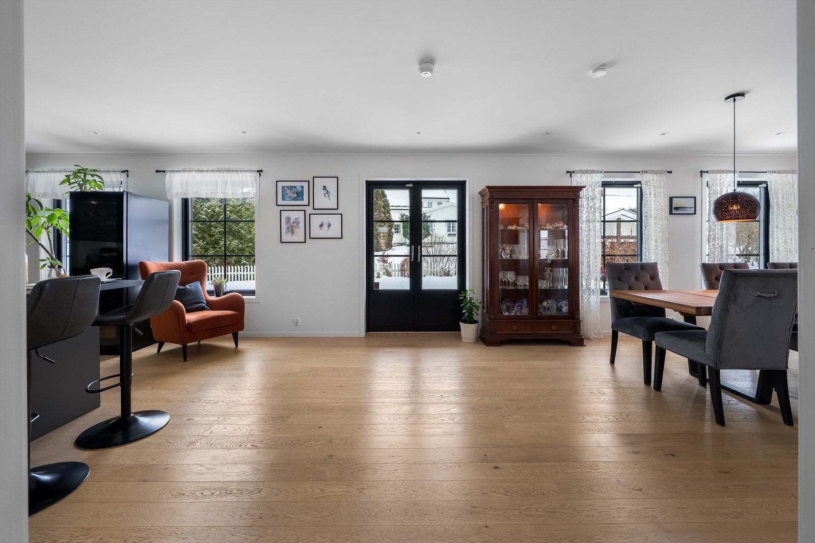 Lys og romslig stue med utgang til terrasse og hageområde. Store vindusflater gir gode lysforhold innendørs. Galleribilde