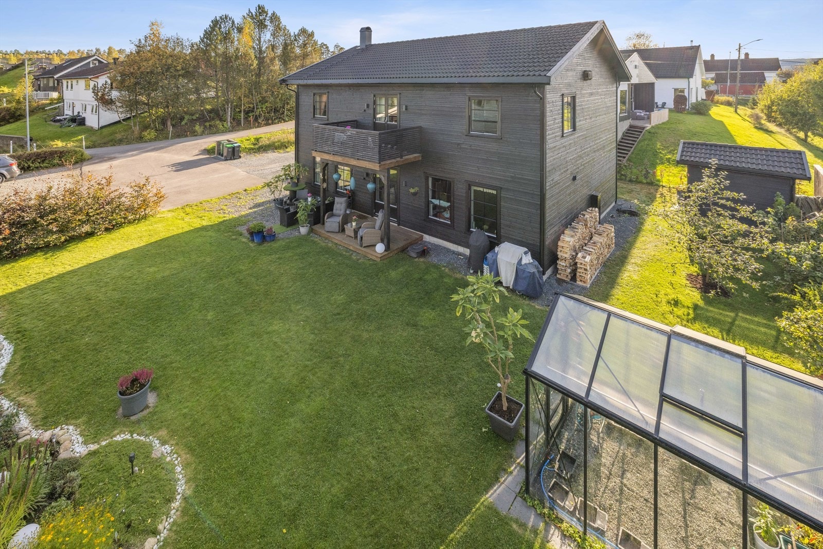 Velkommen til Østbyveien 2C, her bor man attraktivt til i et barnevennlig og sentralt boområde. Galleribilde