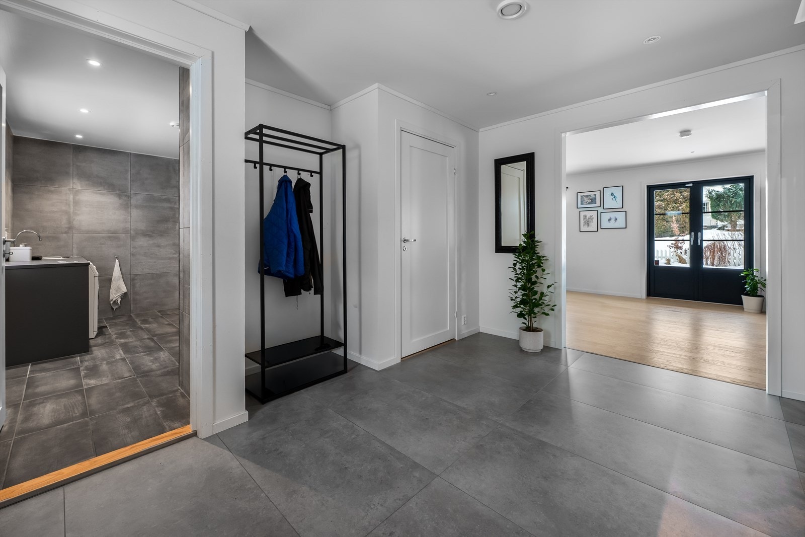 Flislagt gulv i entréen gir et robust og lettstelt inngangsparti. Direkte tilgang til stueområdet gir en åpen og praktisk planløsning. Galleribilde