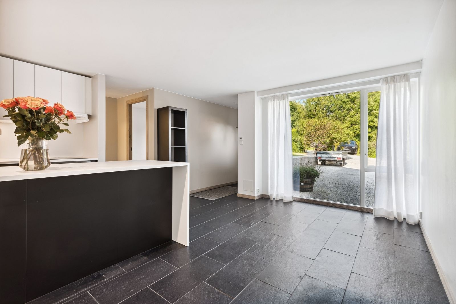 Store vindusflater som gir gode lysforhold Galleribilde