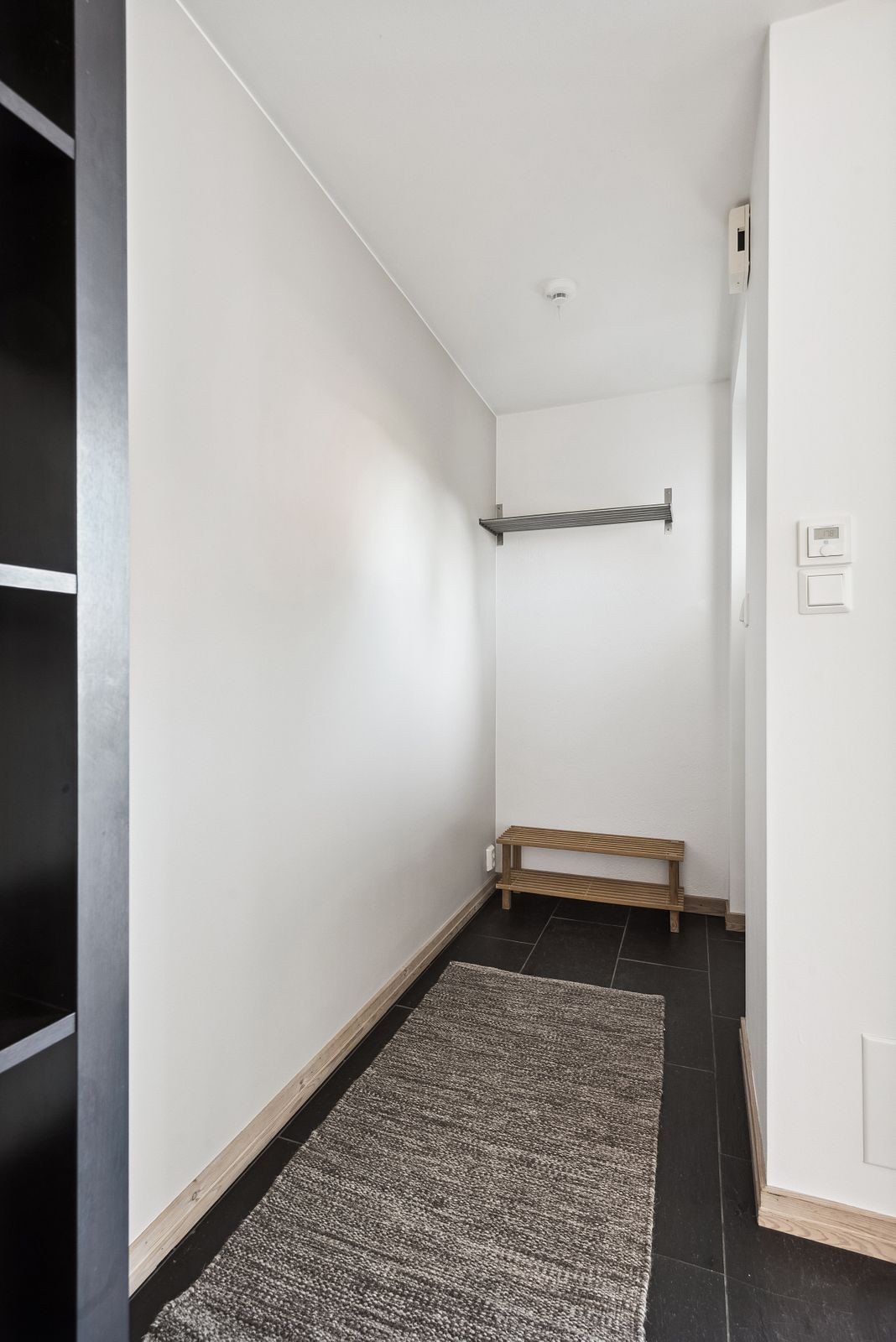 Velkommen inn! Entre med god plass til oppheng av klær og sko Galleribilde