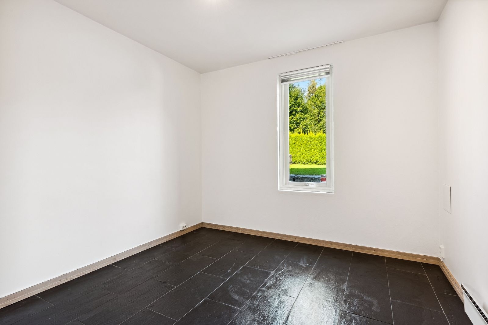 Romslig soverm med skyvedørsgarderobe Galleribilde