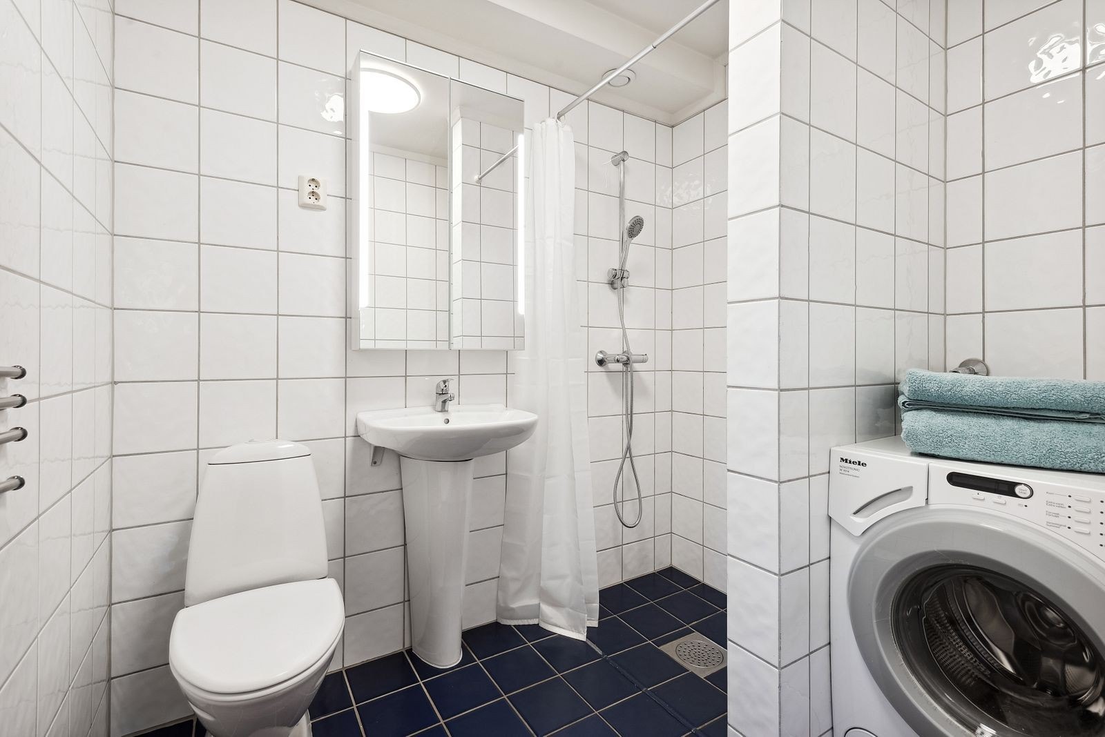 Pent flislagt bad med varmekabler. Vaskemaskin og tørketrommel medfølger Galleribilde