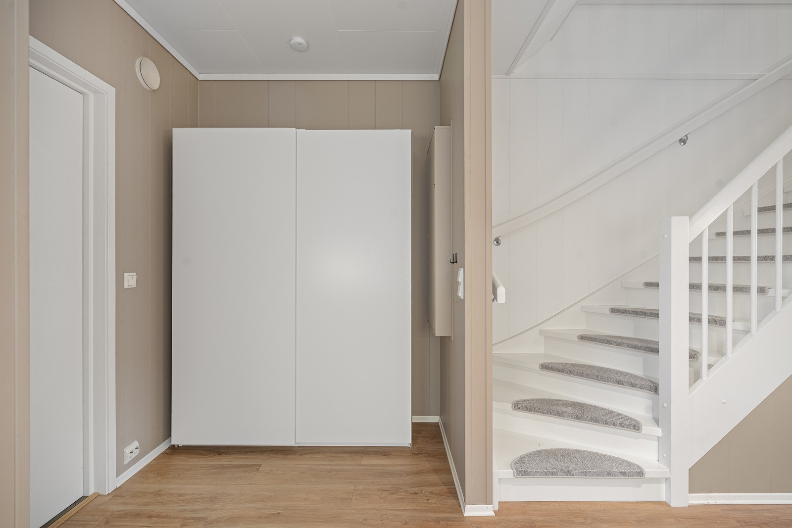 Fra stuen/kjøkkenet fører trapp opp til andre etasje. Galleribilde