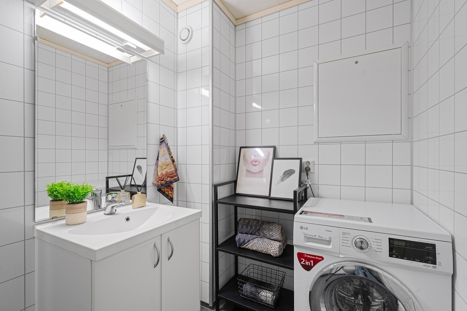 På badet er opplegg til vaskemaskin. Galleribilde