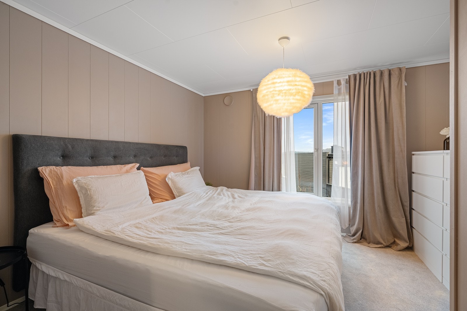 Hovedsoverommet er lyst og har plass til oppbevaring. Galleribilde