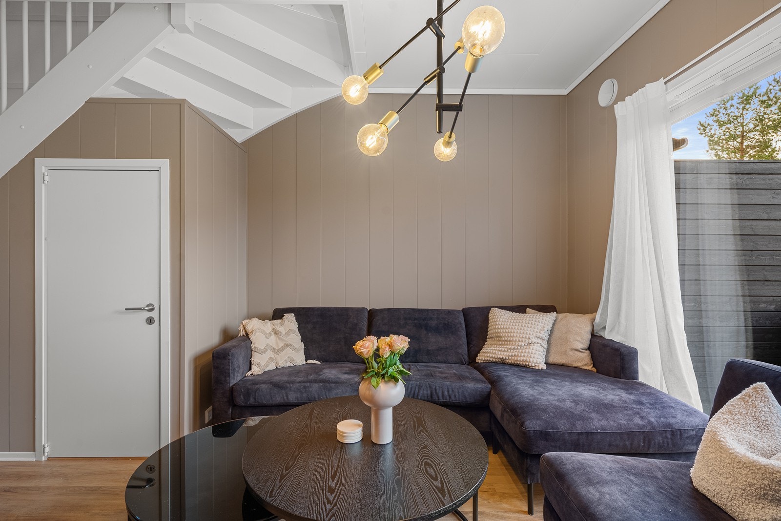 Praktisk bod plassert under trappen. Galleribilde