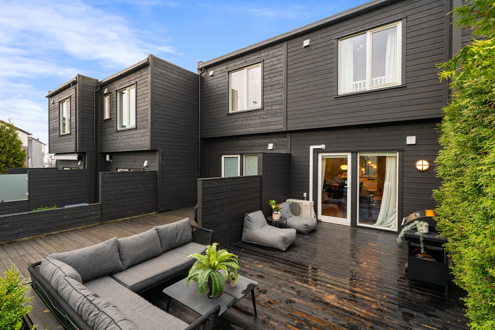 Enten det er en deilig loungegruppe for rolige morgener med kaffe, en stor spiseplass for hyggelige måltider under åpen himmel, eller en solstol perfekt plassert for å nyte dagens beste soltimer. Galleribilde