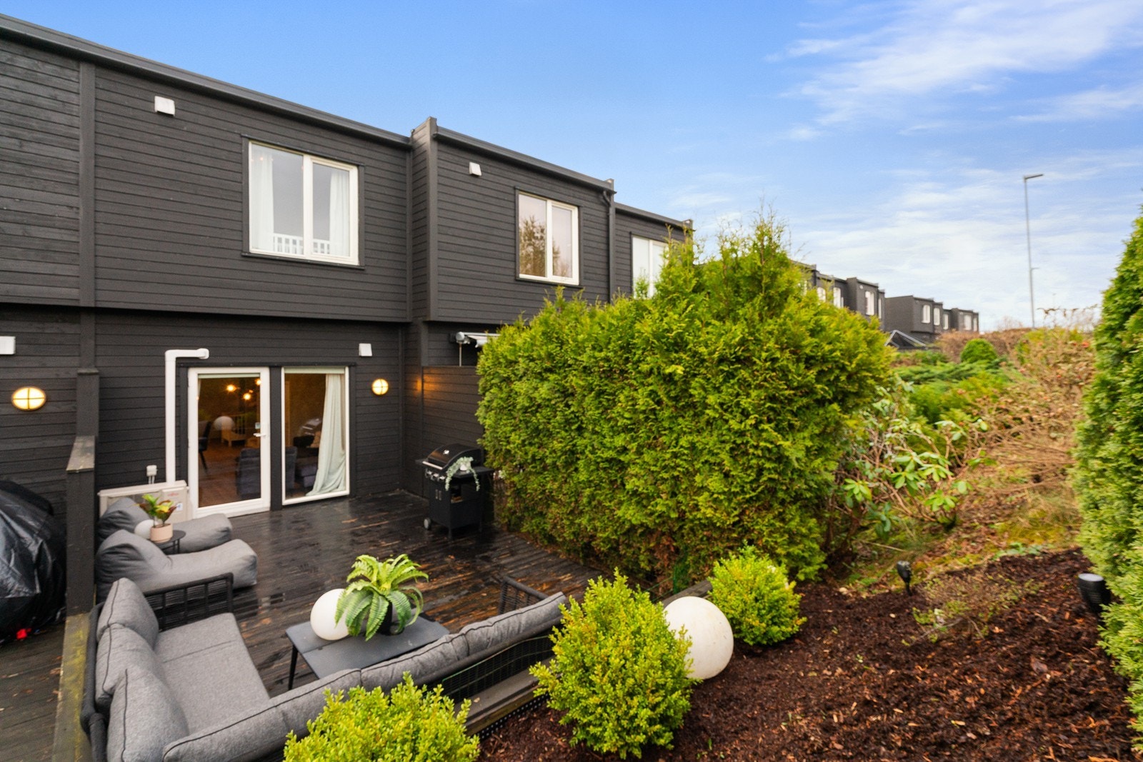 Med gjennomtenkt utemøblering skapes soner for både avslapning og sosiale stunder - fra en lun lounge til en innbydende spiseplass. Galleribilde