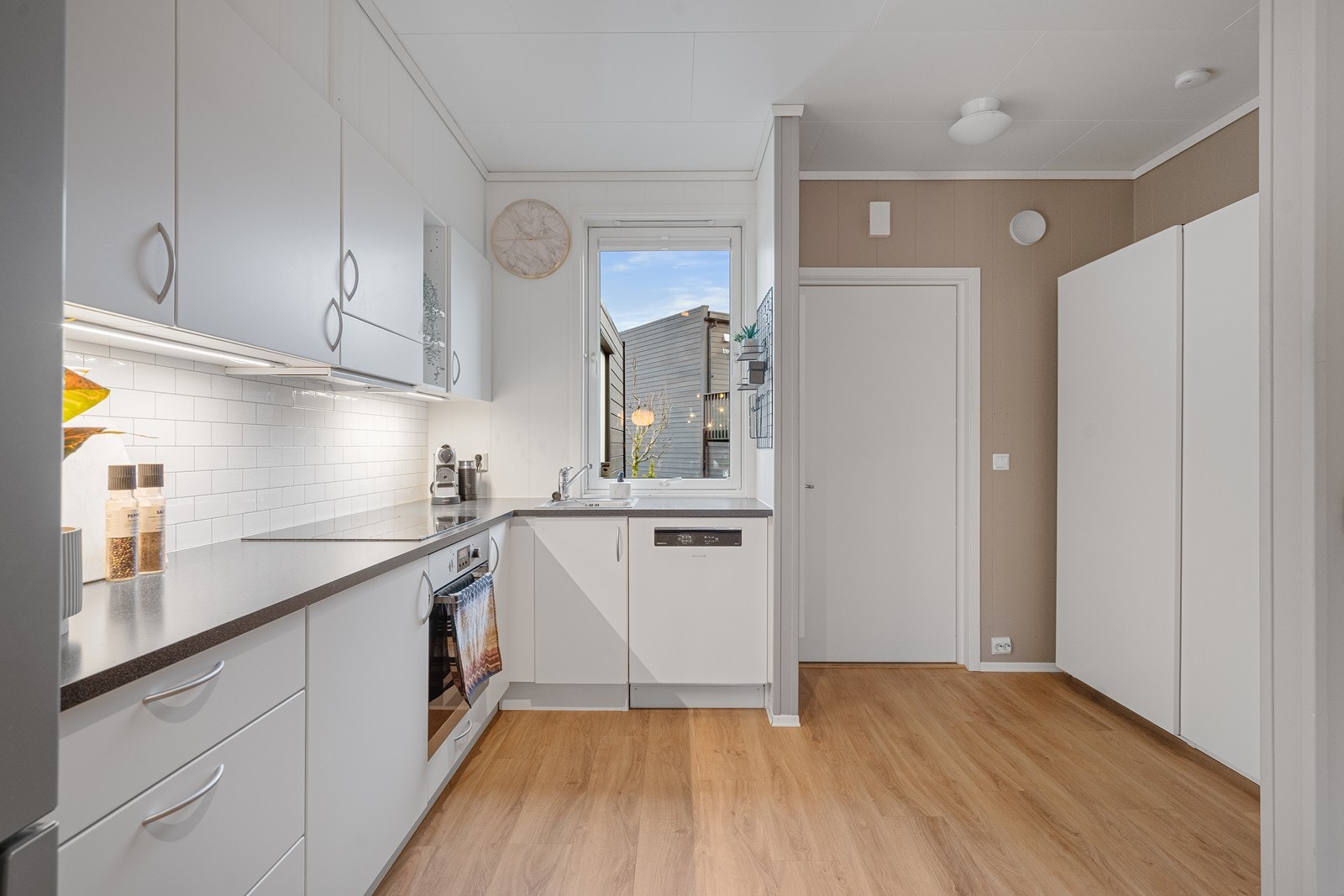 Kjøkkenet er lyst og praktisk, med god plass til matlaging og oppbevaring. Galleribilde