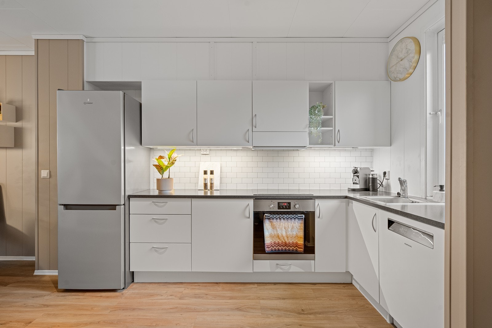 God benkeplass og masse skuffe- og skapplass til det en skulle ha behov for. Galleribilde