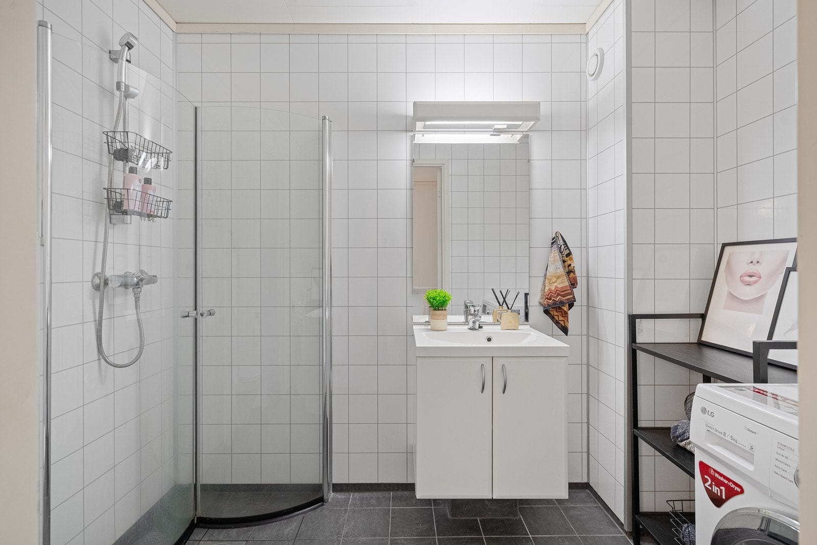 Bad har flislagt gulv med elektriske varmekabler, dusj, nedfelt vask i skap og vegghengt toalett. Galleribilde