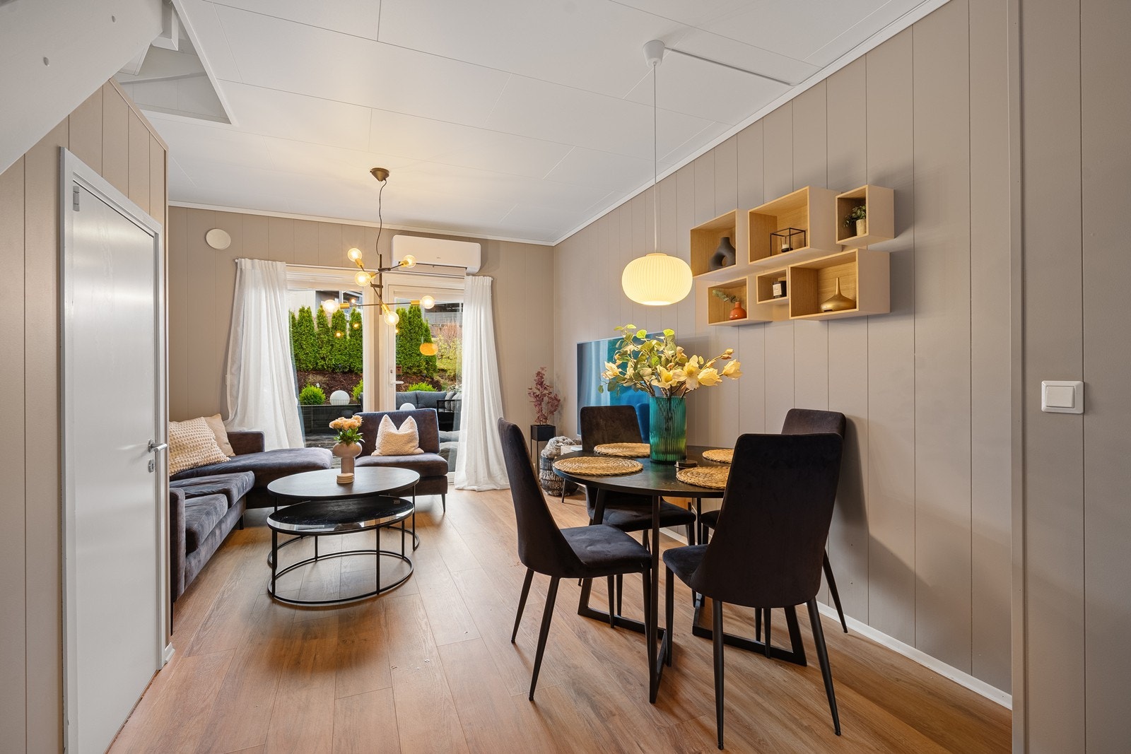 Den åpne stue- og kjøkkenløsningen har plass til spisebord. Galleribilde