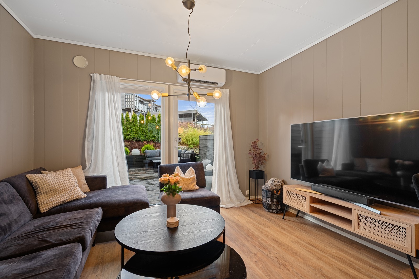 Fra stuen er det utgang til terrasse og uteområde med god plass til utemøbler. Galleribilde