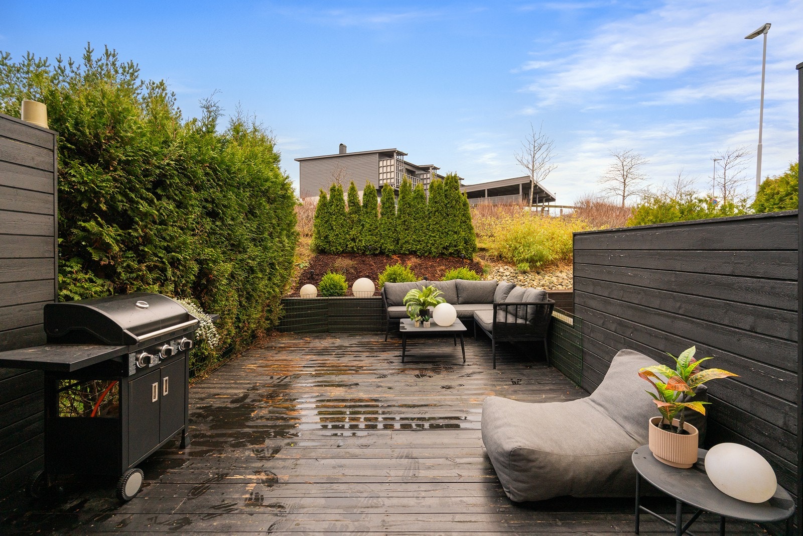 Den vestvendte terrassen har gode solforhold og fremstår som en privat oase - perfekt for å nyte uteplassen hele dagen. Galleribilde