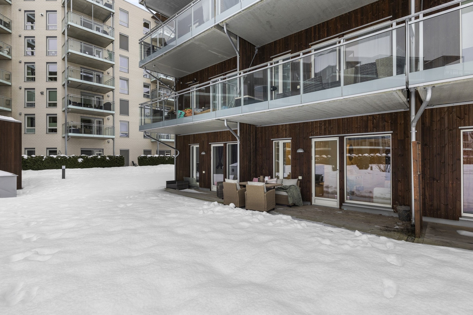 Fra terrassen ser man ut på sameiets fellesarealer. Galleribilde