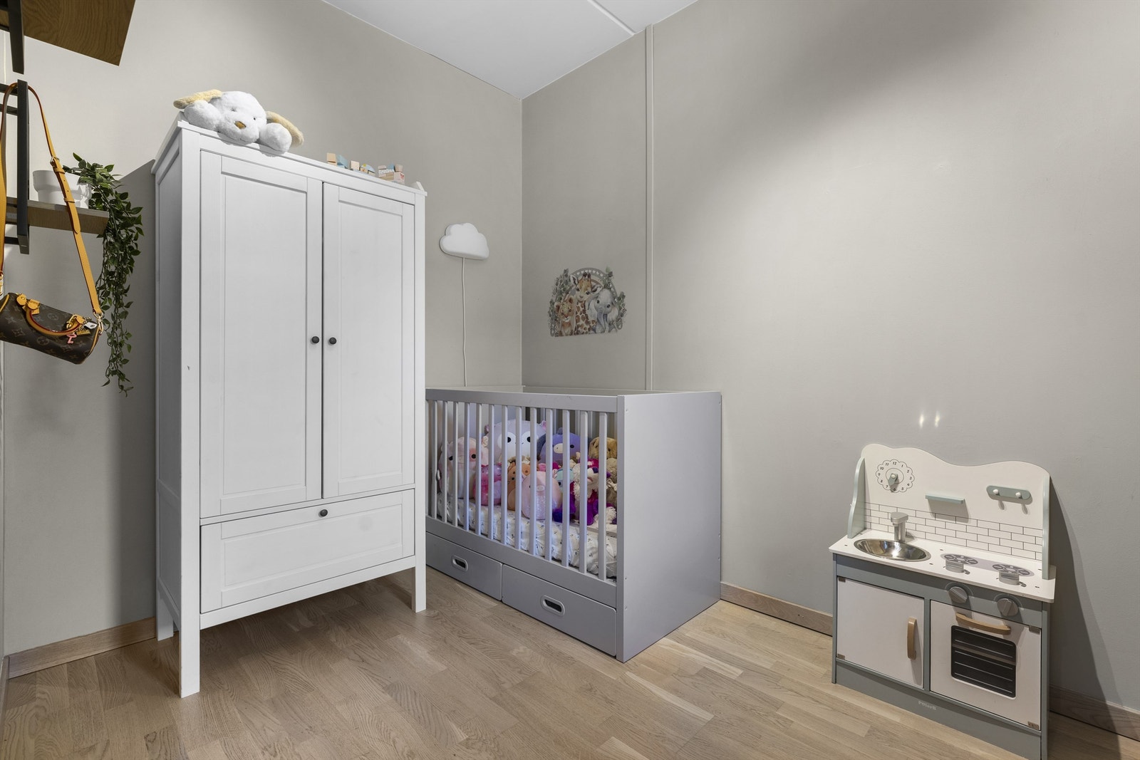 Det ene av to soverom, med god plass til seng og garderobeløsning. Galleribilde