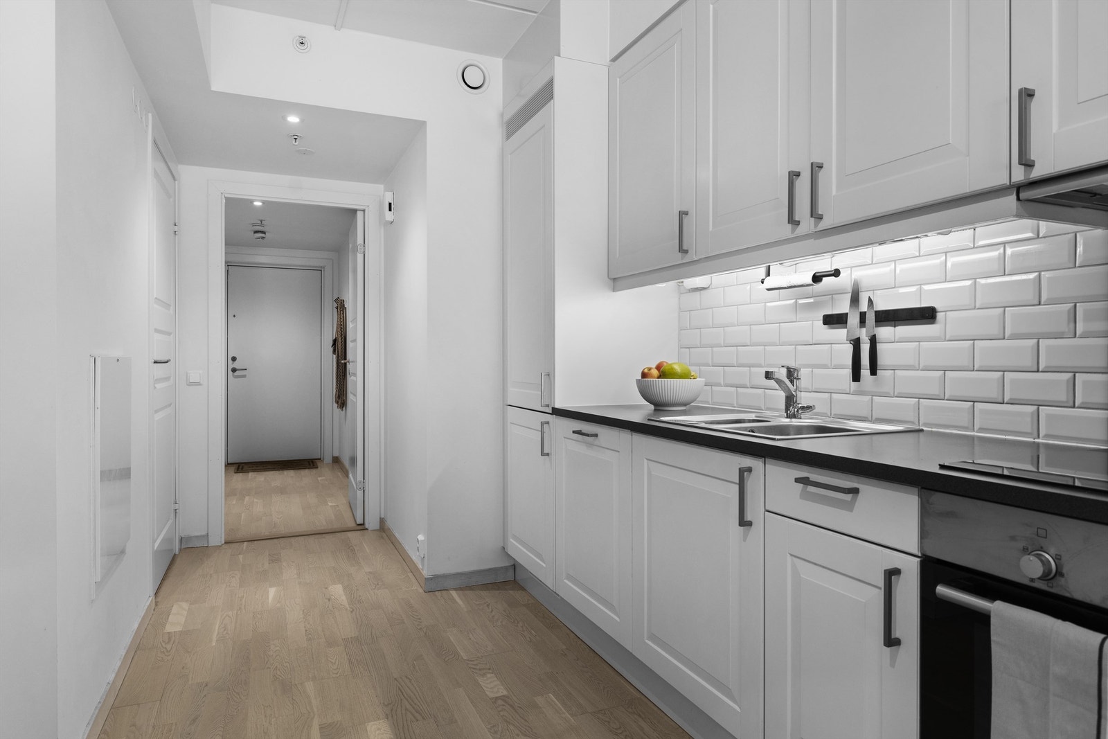 Kjøkkenet er fullt utstyrt med integrerte hvitevarer, inkludert stekeovn og oppvaskmaskin. Galleribilde