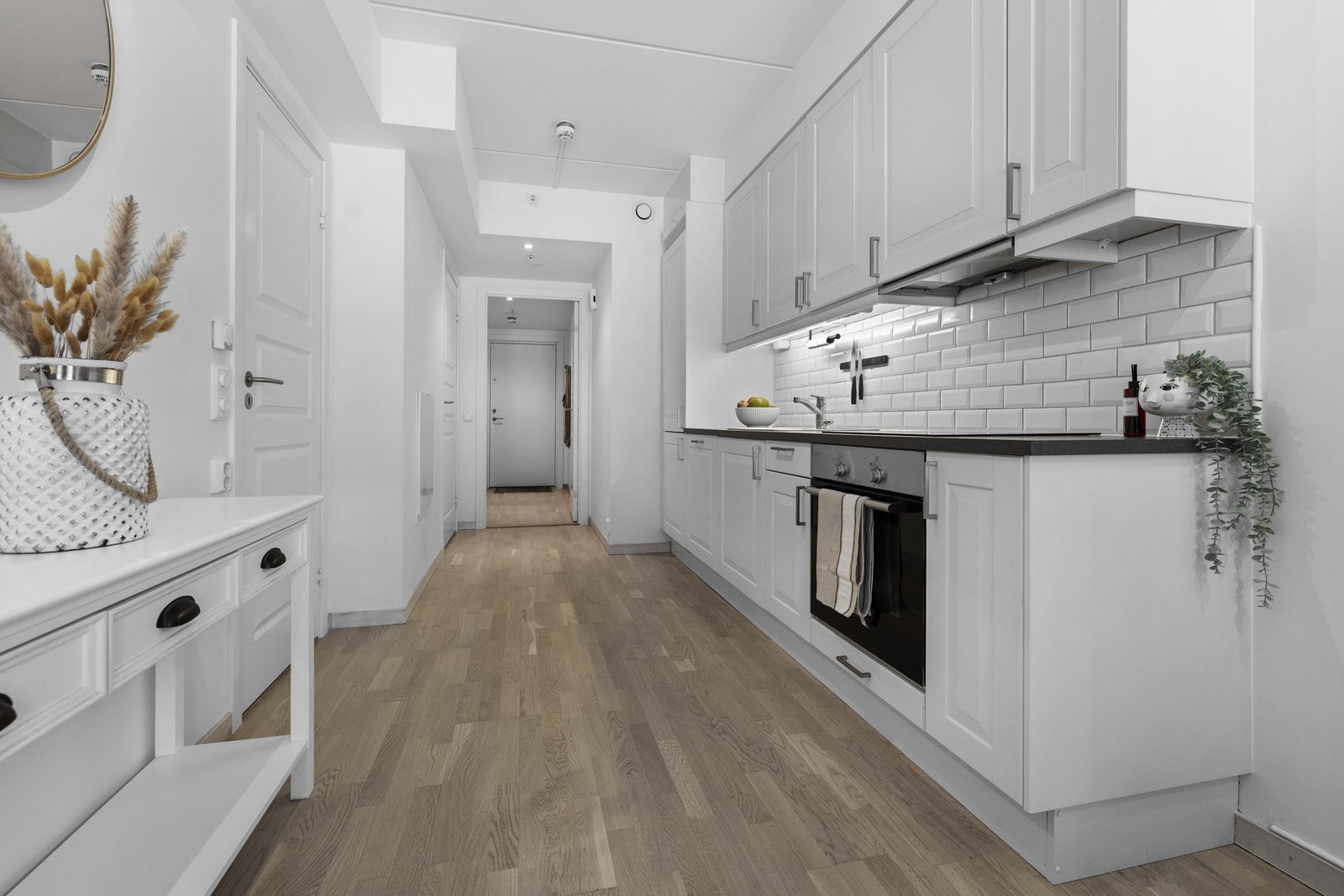 Stilren og moderne kjøkkeninnredning fra Sigdal med profilerte fronter. Galleribilde