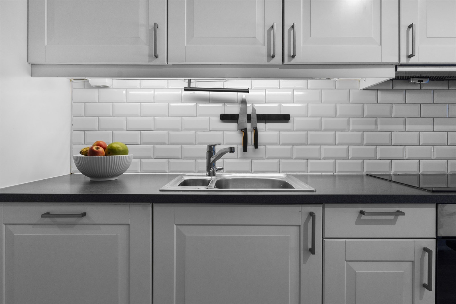 Laminert benkeplate med induksjonstopp og fliser over benken. Galleribilde