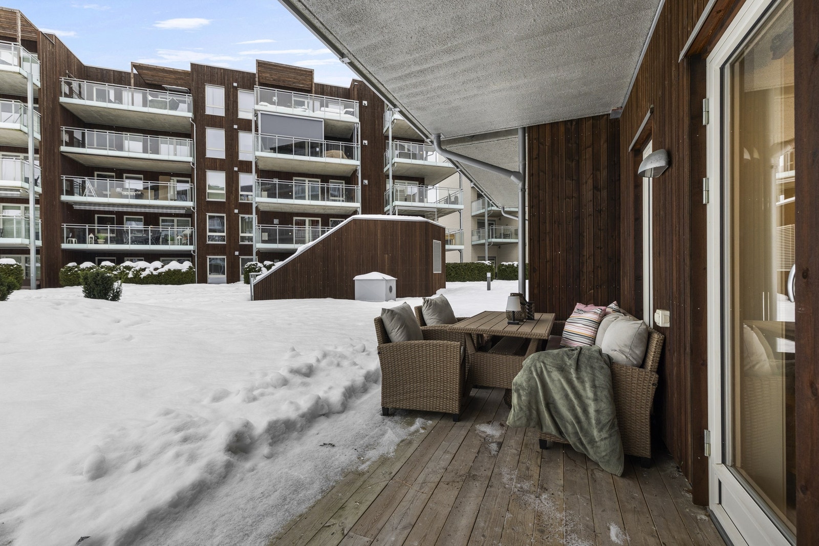 Markterrassen er et hyggelig uterom med plass til sittegruppe. Gulvet er lagt med terrassebord, og levegger i trepanel gir en lun følelse. Galleribilde
