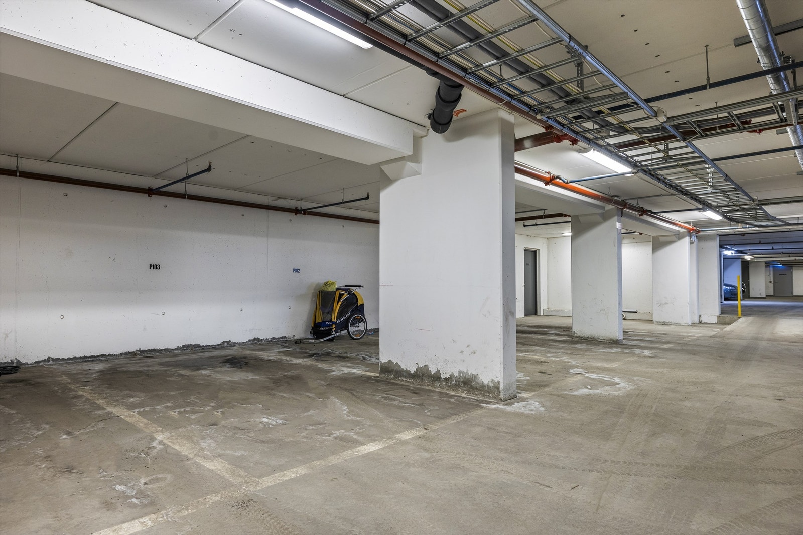 Det medfølger en fast parkeringsplass (P103) i felles garasjeanlegg. Det er mulighet for etablering av el-bil lader. Galleribilde