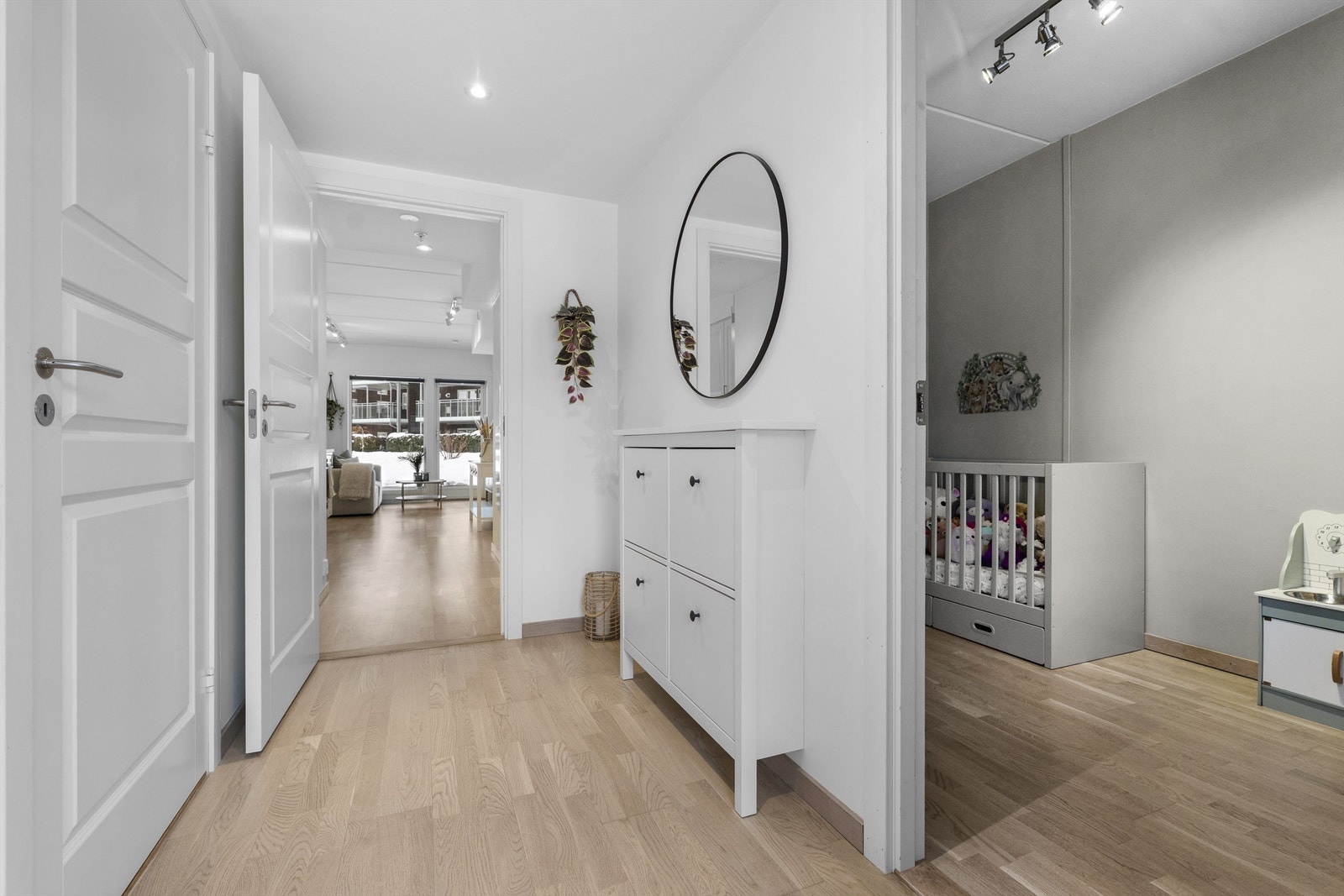 Fra entreen er det enkel tilgang til leilighetens to soverom og bad. Galleribilde