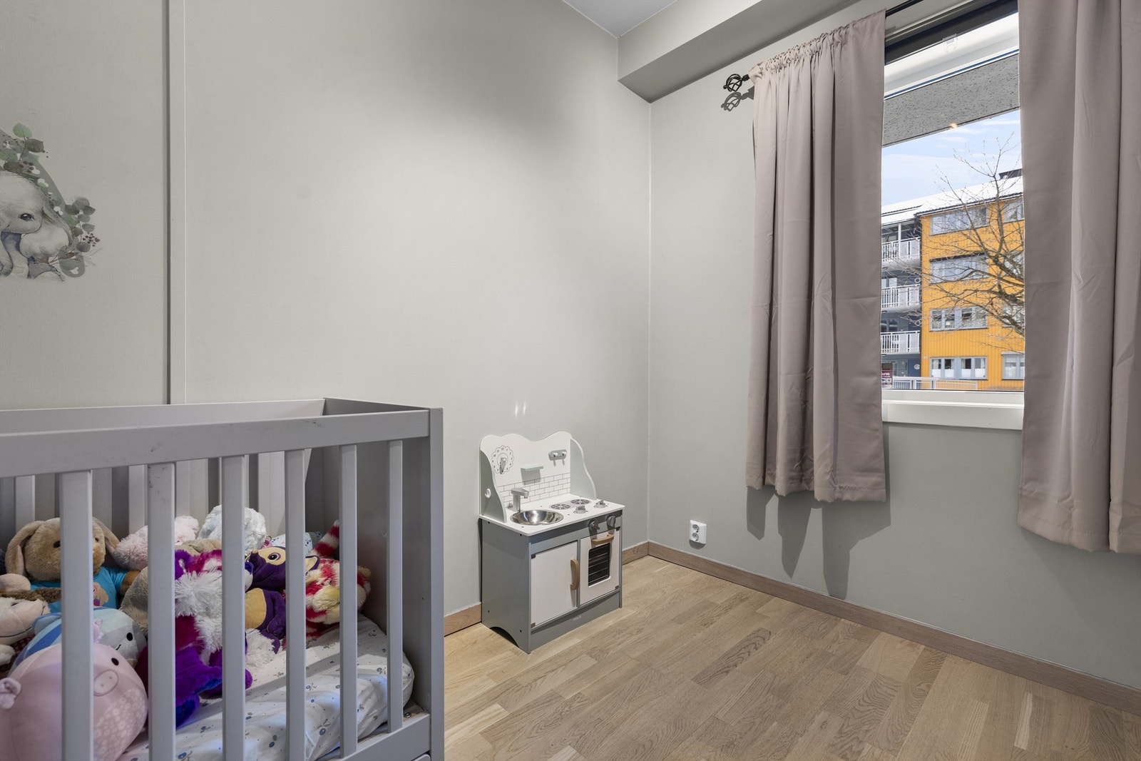 Soverommet har parkett på gulv og malte veggflater. Galleribilde