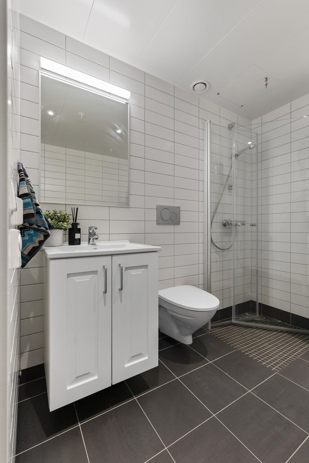 Baderomsinnredning med servant, speil og belysning. Galleribilde