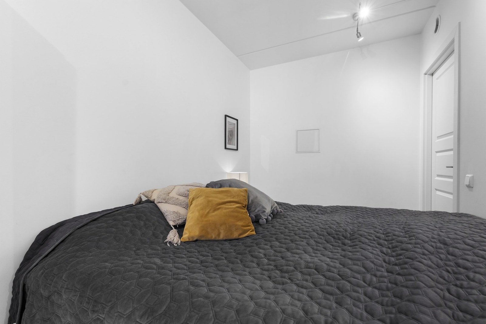 Et rolig og tilbaketrukket soverom som vender mot sameiets fellesareal. Galleribilde