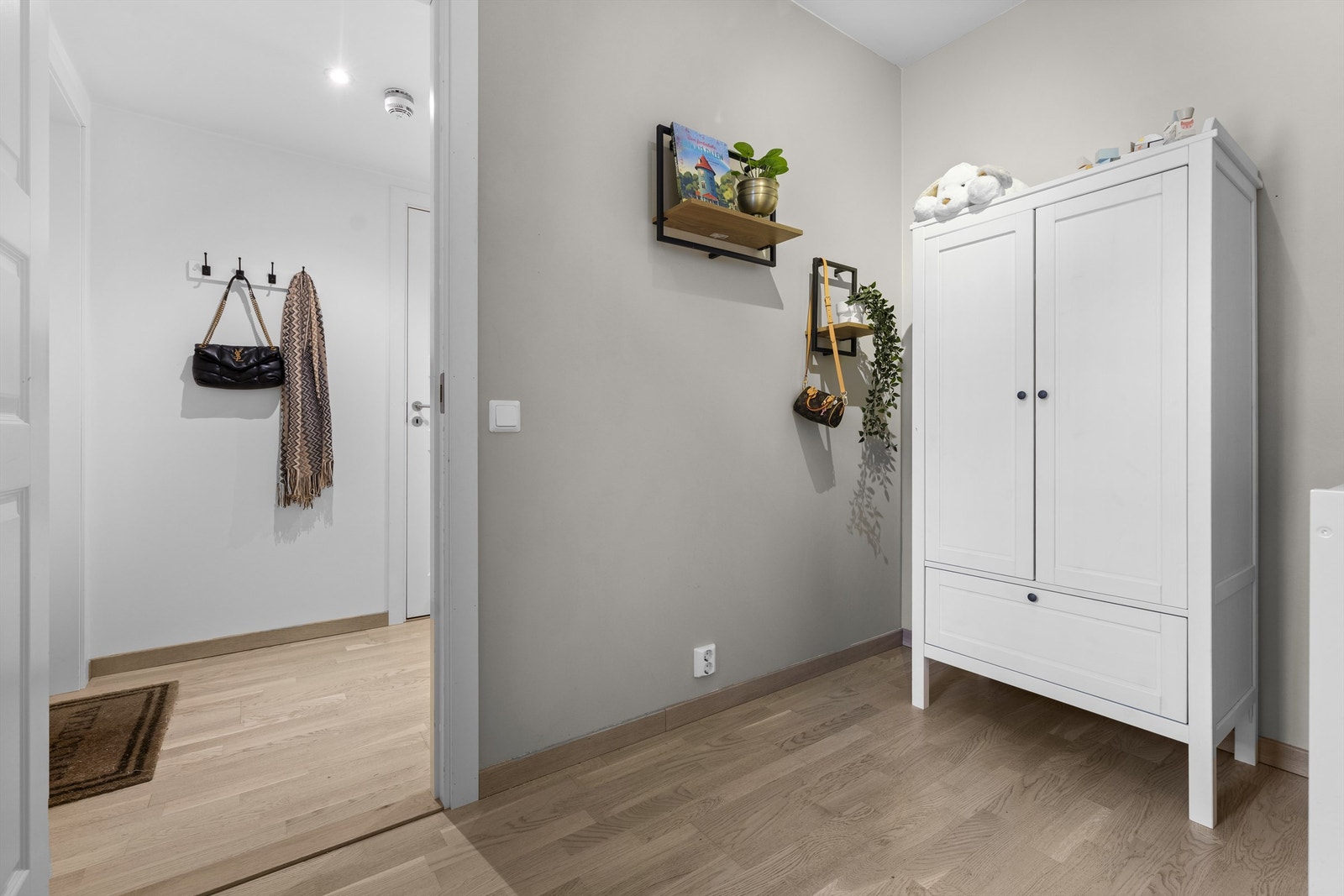 Rommet er praktisk innredet og passer utmerket som barnerom eller kontor. Galleribilde