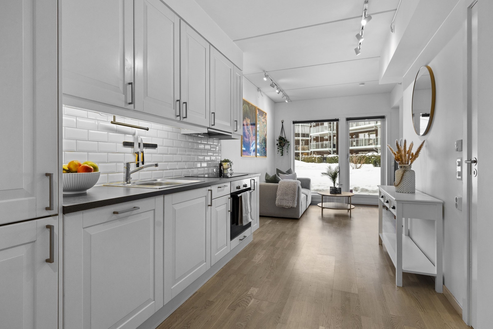 Velkommen til Romsaas Allé 11! En moderne 3-roms leilighet fra 2018 med åpen stue- og kjøkkenløsning. Galleribilde