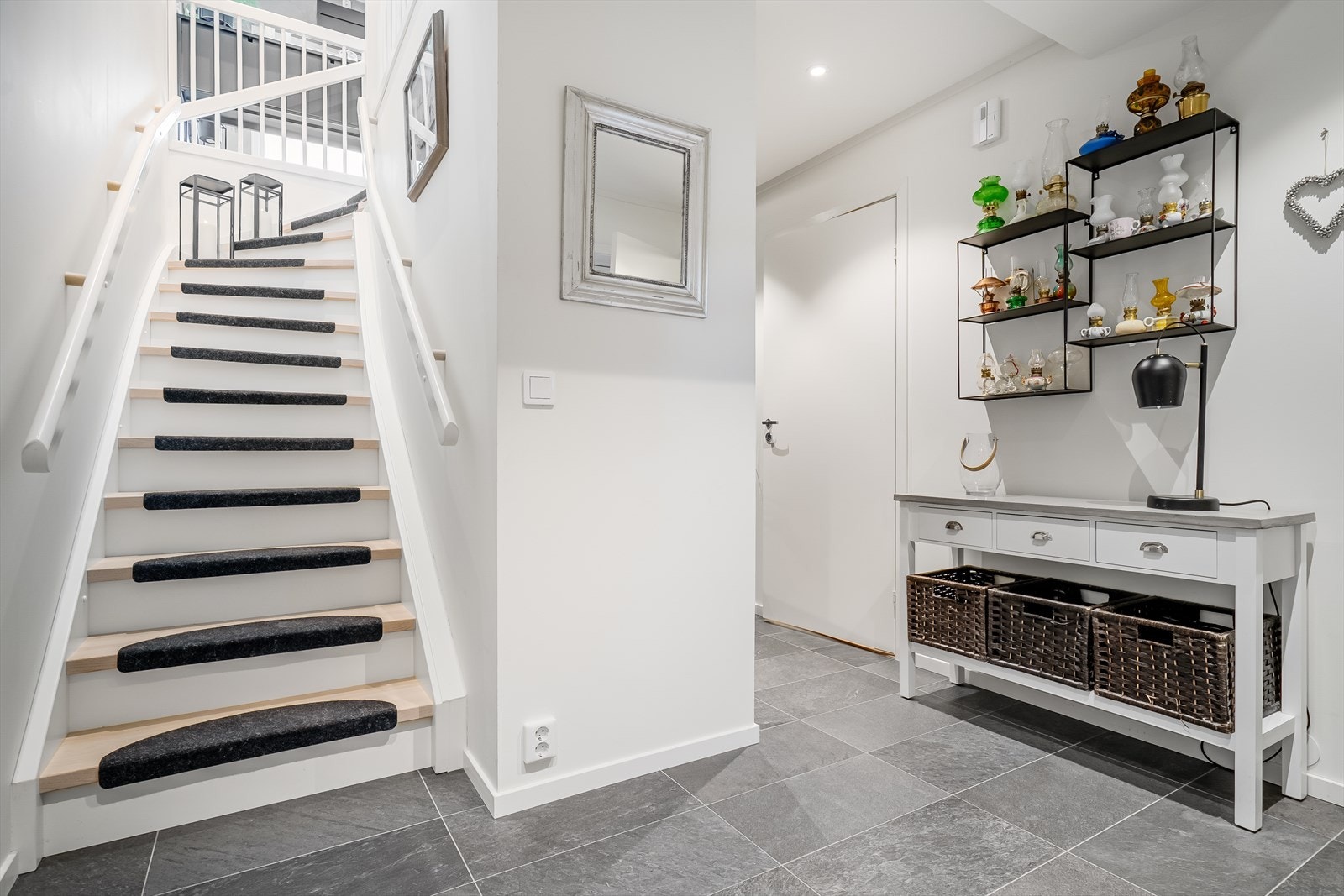 Entré og hall er praktisk utformet med god plass til yttertøy og sko Galleribilde