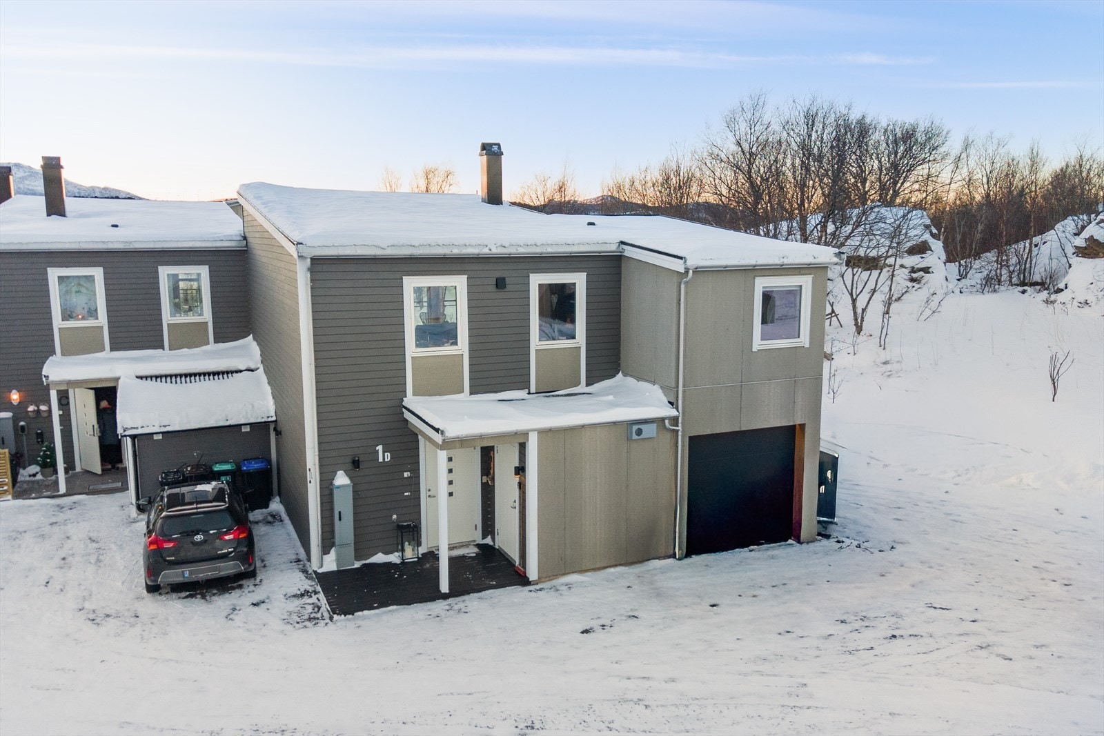 Boligen har parkering i garasje med elbillader Galleribilde