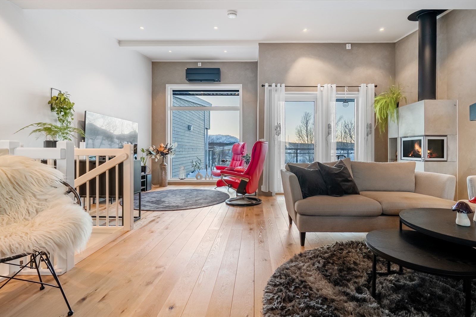 Rommet oppleves som lyst og romslig, med god plass til både sofagruppe og spiseplass Galleribilde