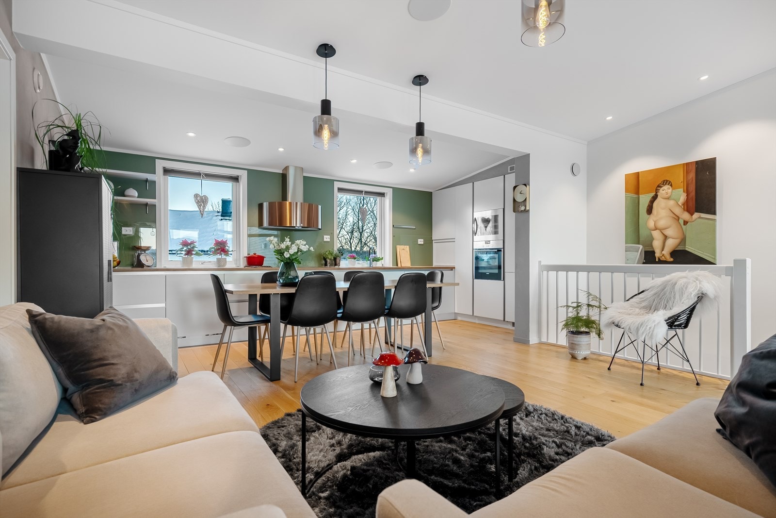 Stuen ligger i boligens 2. etasje og har en åpen løsning mot kjøkkenet Galleribilde