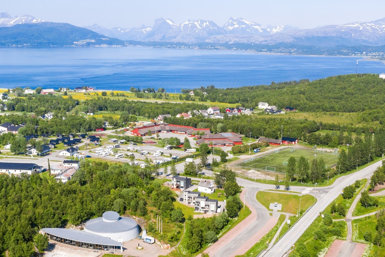 Det er kort vei til skole og barnehage, samt busstopp ved kirken med gode forbindelser Galleribilde