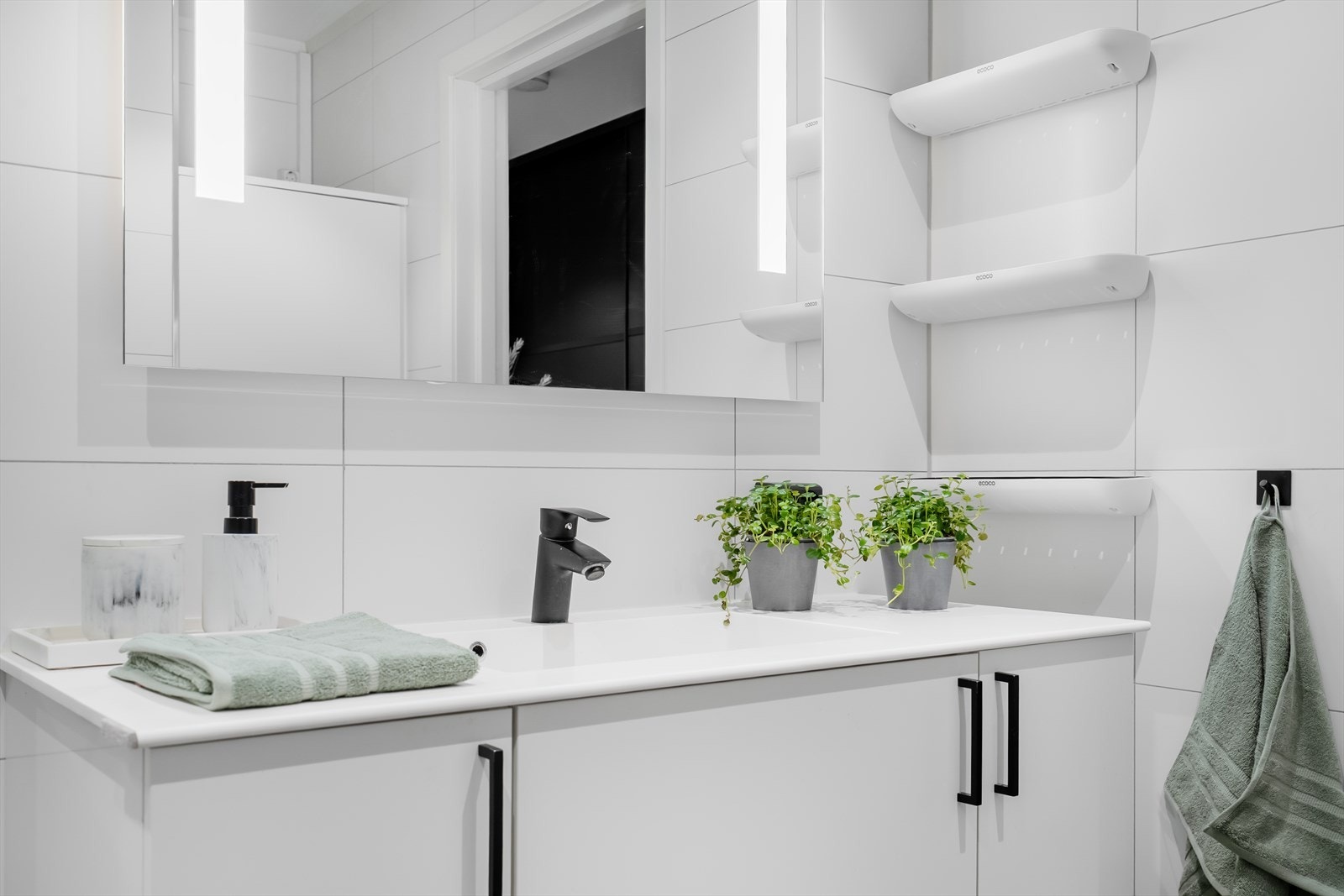 Badet er innredet med nedfelt servant, veggmontert toalett samt dusj med vegger/hjørne Galleribilde