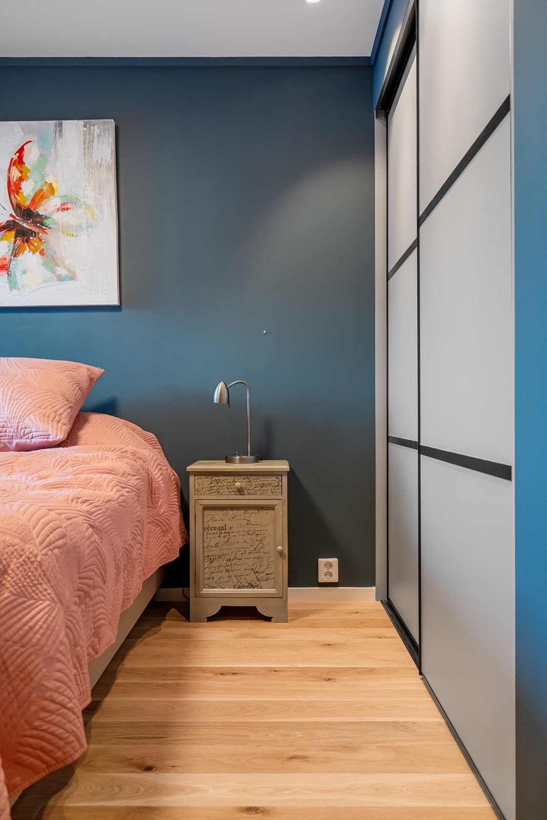 Soverommene fremstår som lyse og funksjonelle, med plass til seng, garderobeløsning og øvrig møblement Galleribilde