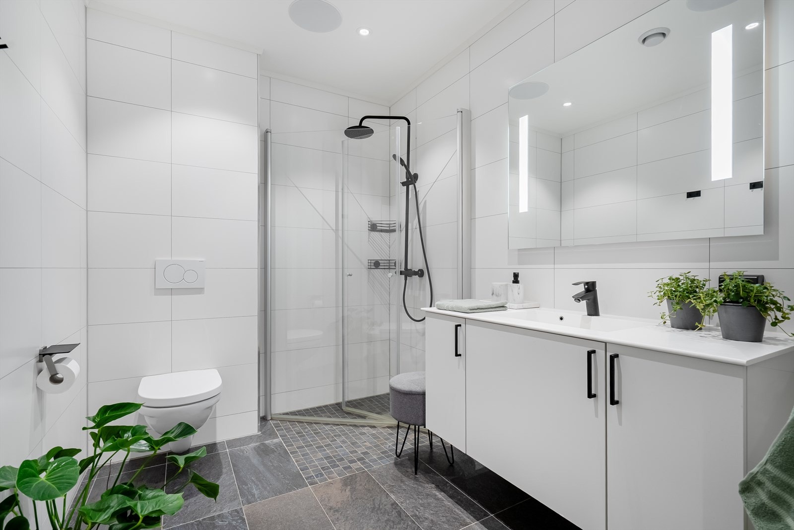 Badet er flislagt med fliser på gulv og vegger, og malt himling - elektriske varmekabler i gulv Galleribilde