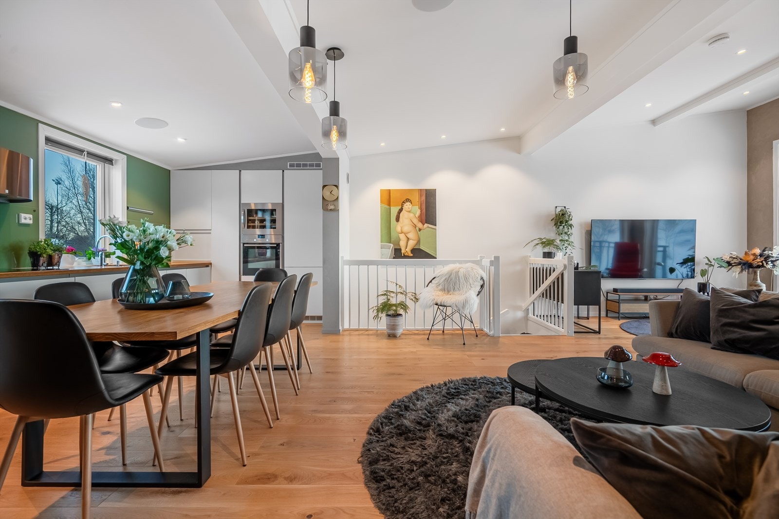 Kjøkkenet har moderne innredning med glatte fronter og fremstår som normalt godt utbygget med skap- og benkeplass Galleribilde