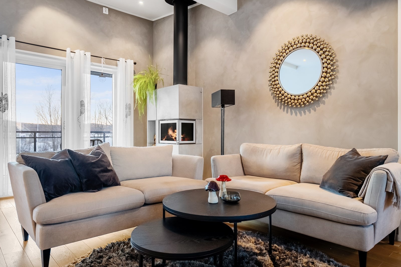 Koselig peis i stuen varmer ekstra godt på kaldere dager Galleribilde