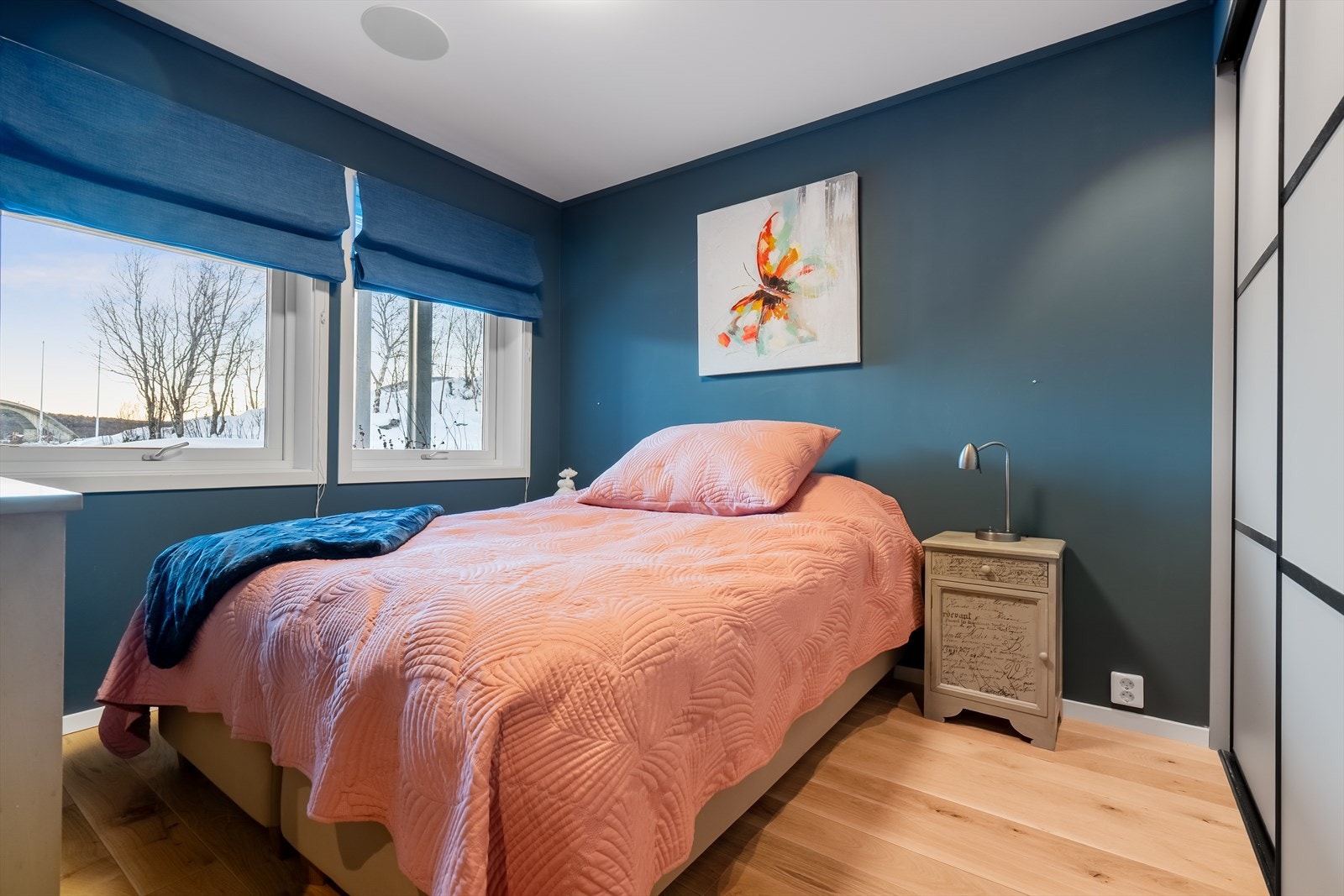 Det er 3 soverom i boligen, to av dem ligger i første etasjen Galleribilde