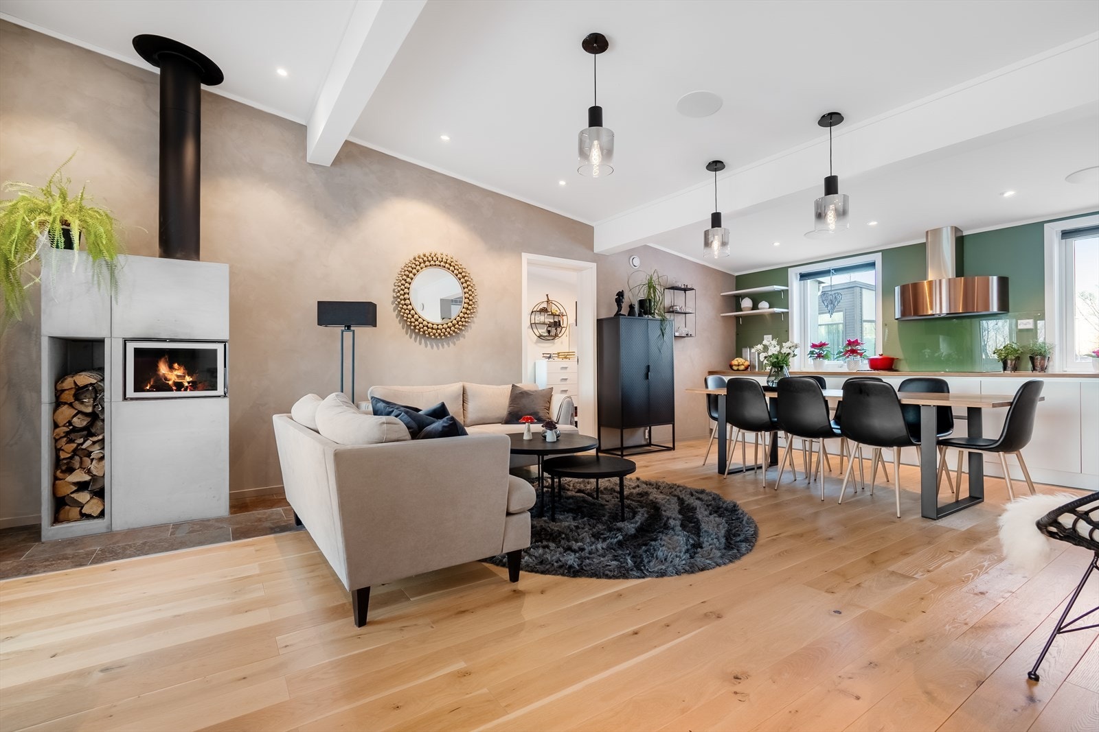 Den åpne planløsningen gir gode møbleringsmuligheter og en sosial atmosfære, godt egnet for både hverdagsbruk og sammenkomster Galleribilde