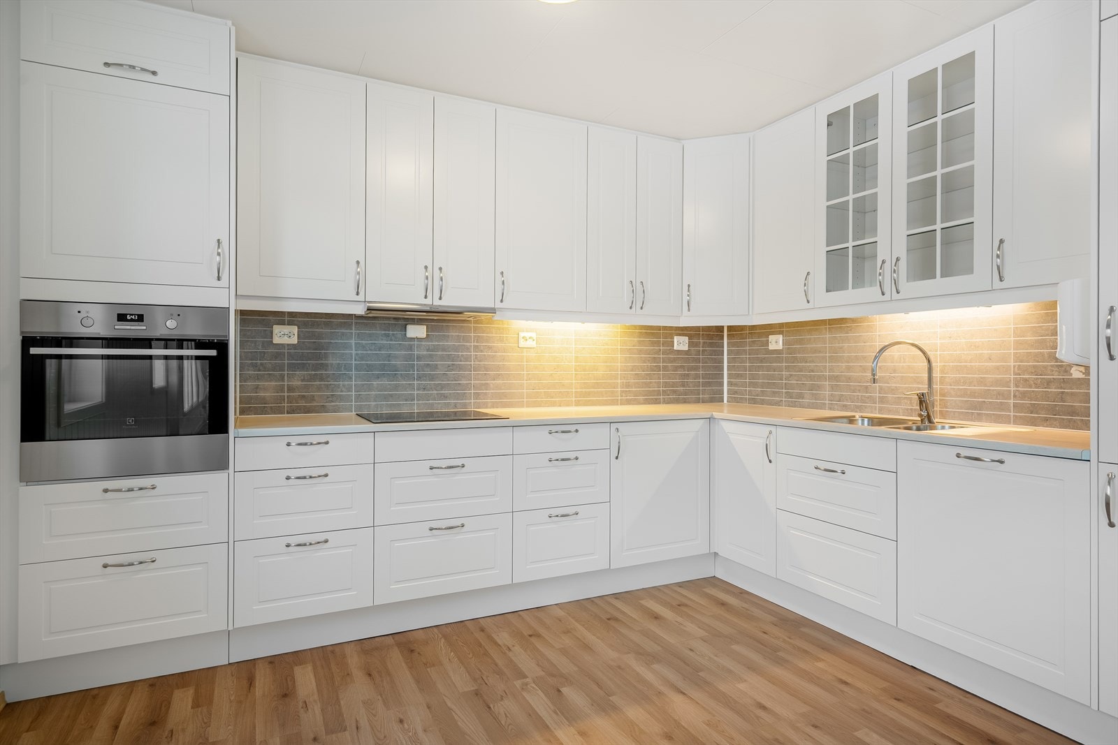 Kjøkkenet er utstyrt med integrert komfyr, koketopp, oppvaskmaskin samt kjøl-/fryseskap Galleribilde