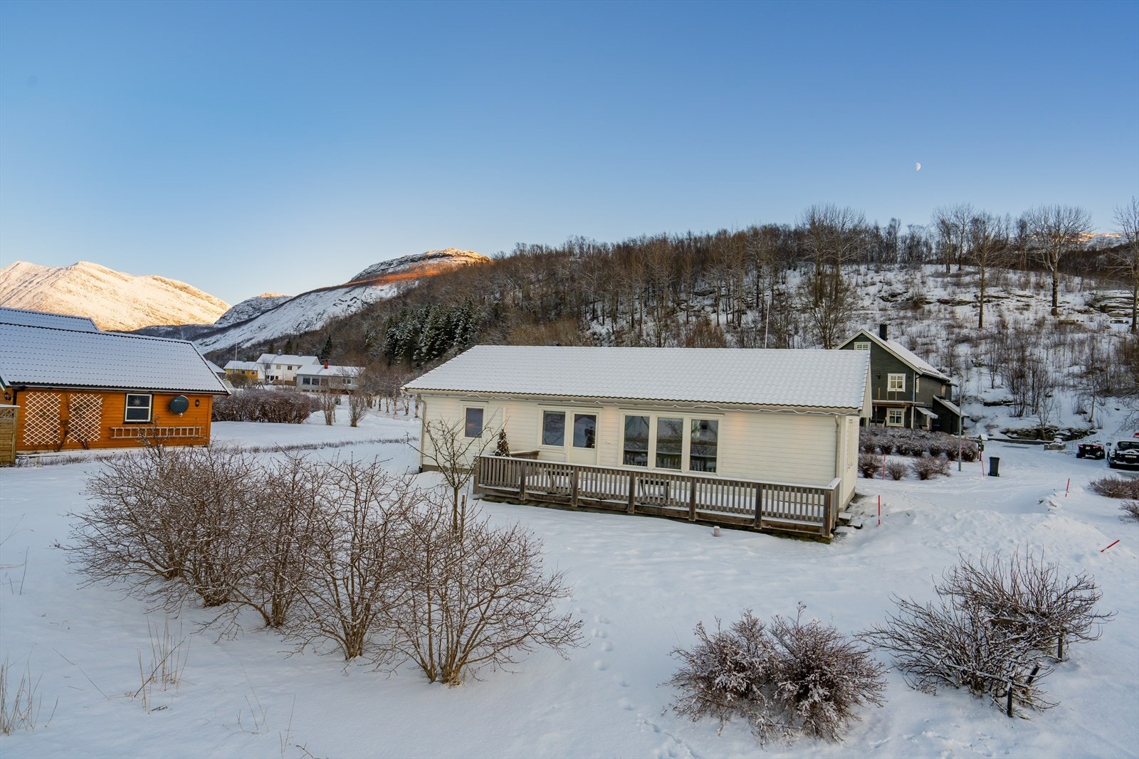 Eiendommen har en romslig tomt med hage og et lunt og koselig preg, noe som gir gode rammer for både lek, rekreasjon og avslapning Galleribilde