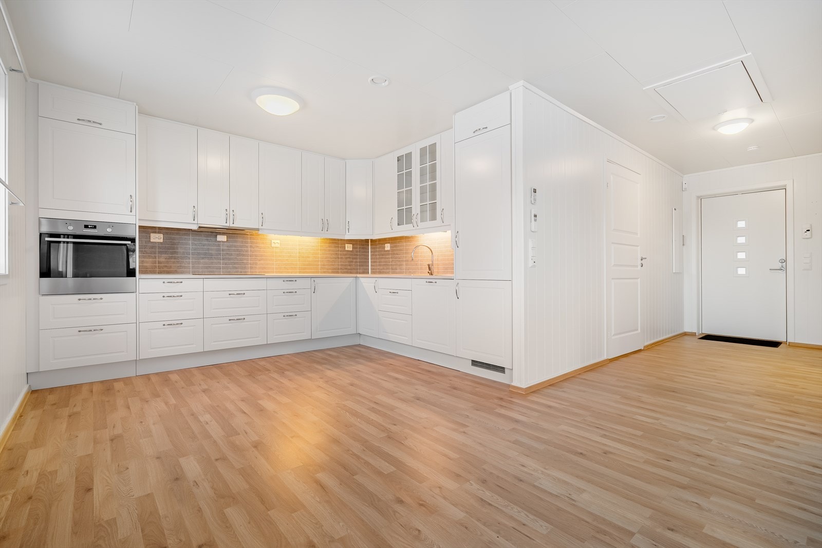 Kjøkkenet har innredning med profilerte fronter og er normalt godt utbygget med både skap- og benkeplass Galleribilde