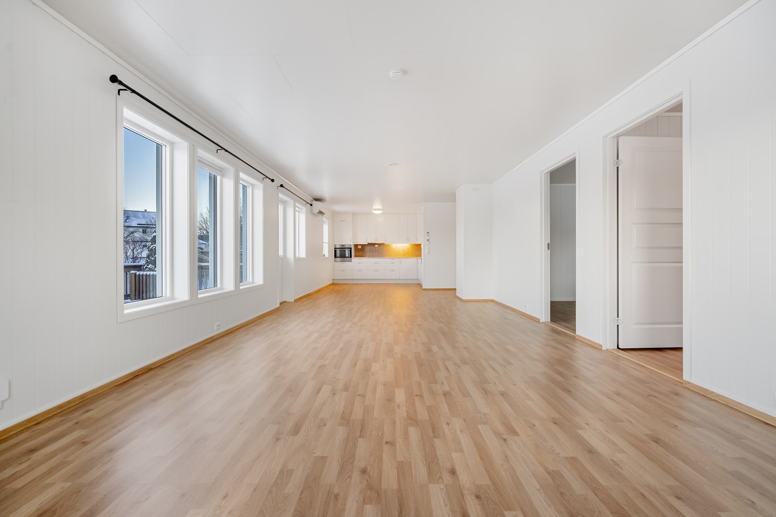 Gulvet har laminat og veggene er kledd med MDF-plater i tidløse fargevalg Galleribilde