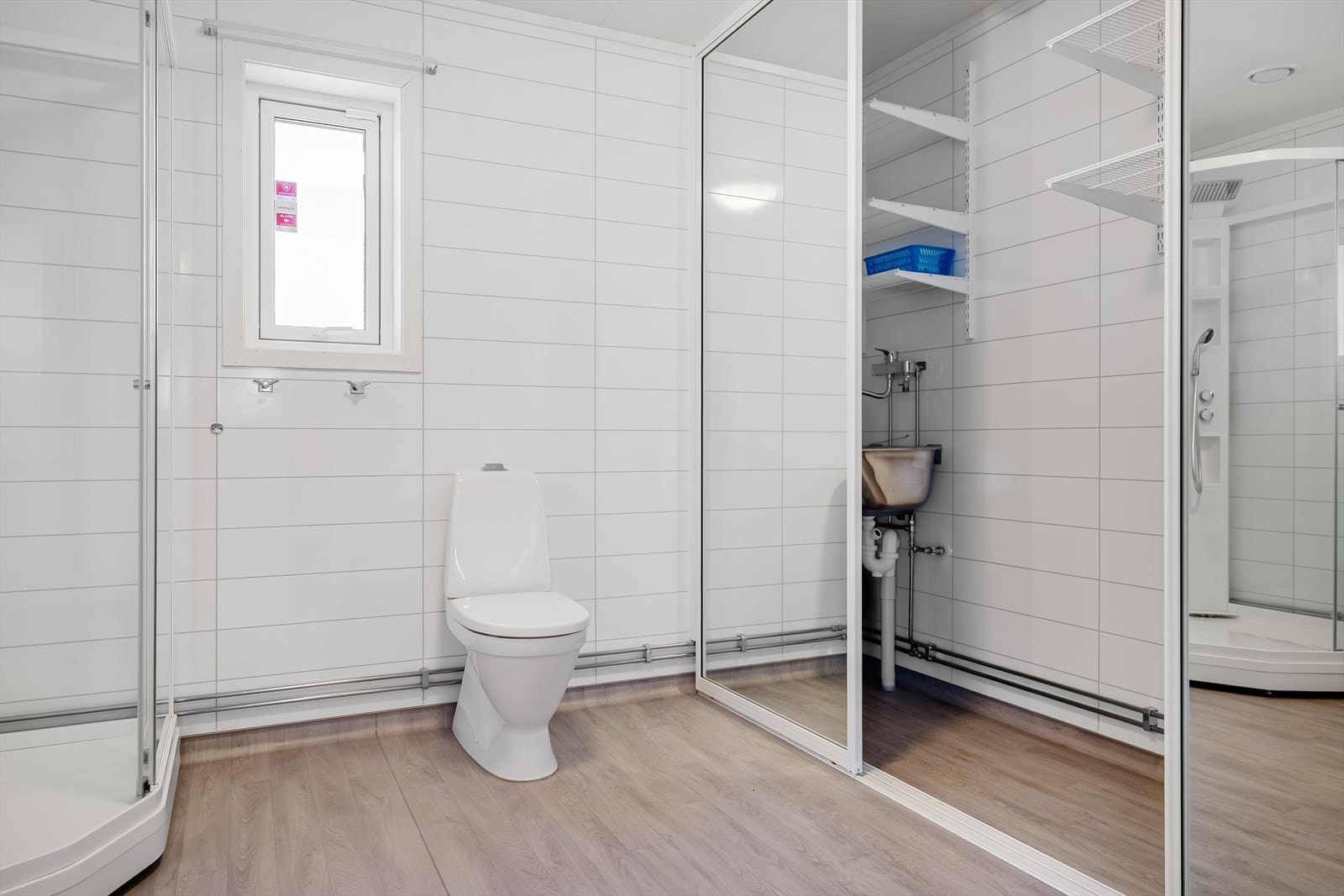 Veggene har baderomsplater, taket er kledd med himlingsplater og gulvet har vinylbelegg Galleribilde